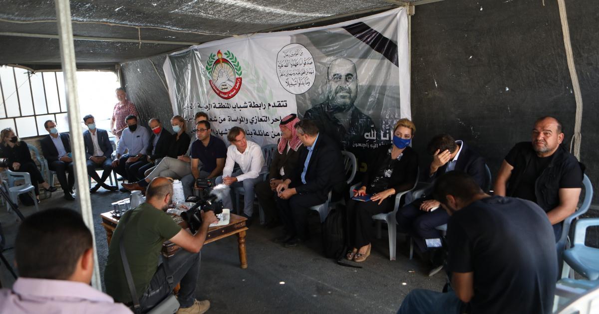 وكالة سوا الاخبارية بالصور دبلوماسيون أوروبيون يقدمون التعازي لأسرة نزار بنات