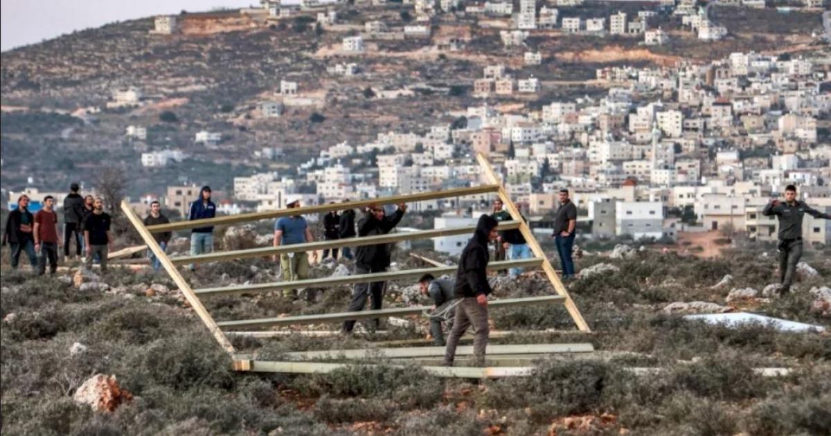 مستوطنون إرهابيون يقيمون بؤرة على أراضي النزلة الشرقية شمال طولكرم