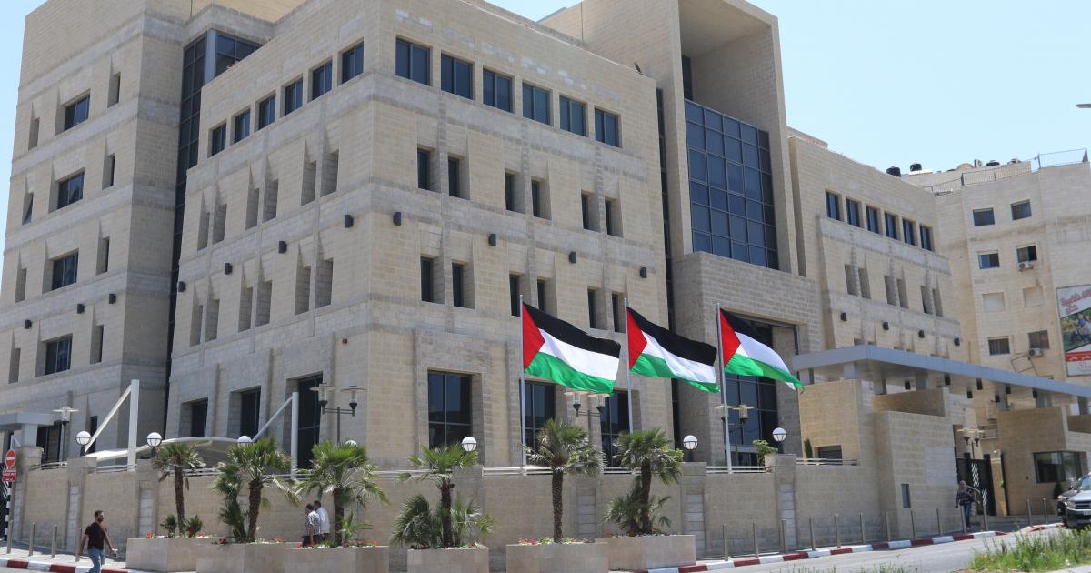 محافظ سلطة النقد يطالب صندوق النقد الدولي بلعب دور أكبر في هذه المرحلة الدقيقة 