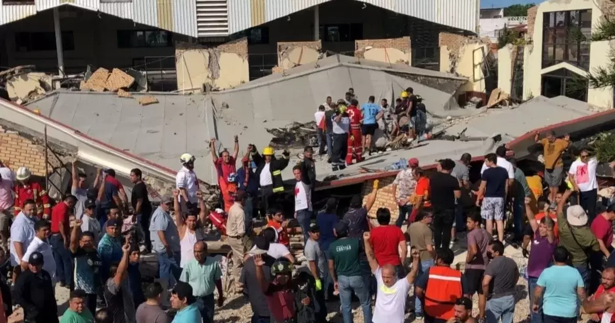 عاجل إصابات ومفقودون إثر انهيار بناية سكنية من 5 طوابق وسط قطاع #غزة 