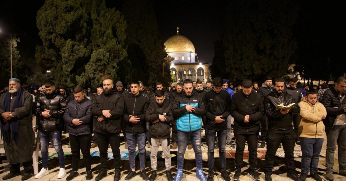11:16 ص إسرائيل تسمح لـ 10 آلاف فلسطيني بالصلاة بالأقصى في رمضان