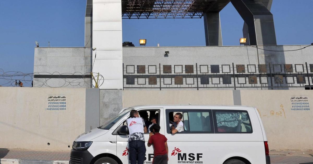 مغادرة 57 موظفا دوليا من غزة بعد حظر عمل 37 منظمة إغاثة