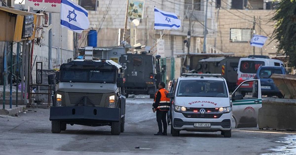 12:56 م الاحتلال يحول منازل لثكنات عسكرية ويحتجز مواطنين في قباطية جنوب جنين