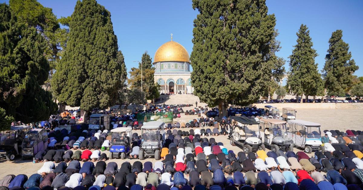 80 ألف مصل يؤدون صلاة الجمعة الأولى من رمضان في المسجد الأقصى