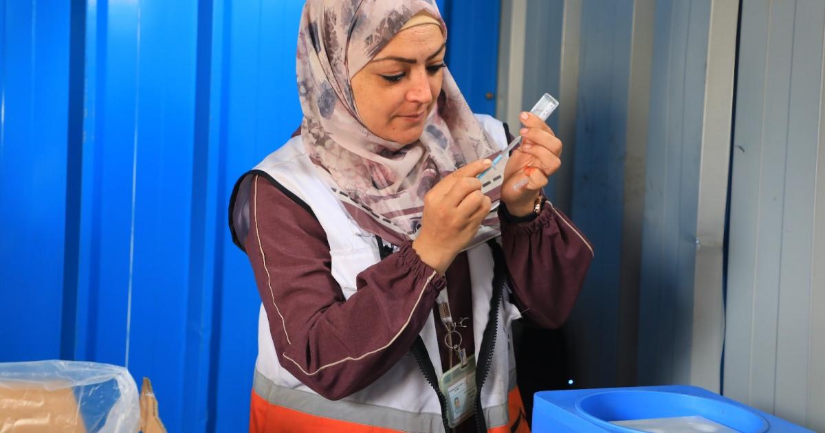 الهلال الأحمر يواصل رسالته الإنسانية: حملة استدراكية لحماية أطفال غزة من الأمراض 