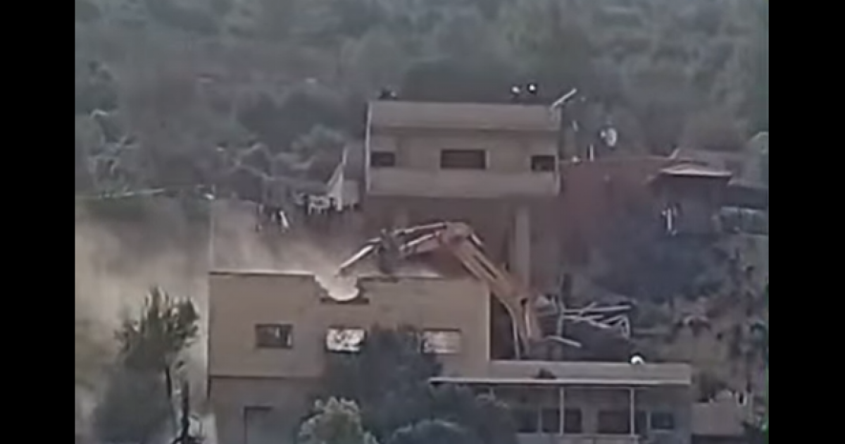 قوات الاحتلال تهدم منزلين مأهولين في قطنة شمال غرب #القدس 