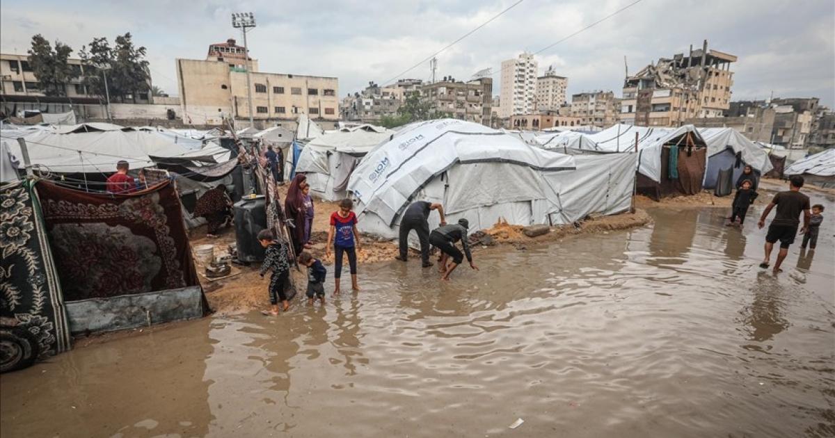 بالفيديو: المنخفض الجوي يفاقم معاناة المواطنين بـ غزة: إصابة طفل وغرق خيام النازحين 