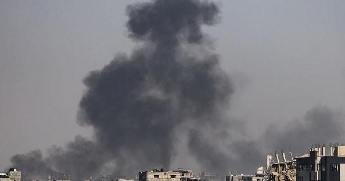 07:37 م شهيد ومصابان في غارة إسرائيلية استهدفت منزلاً وسط قطاع غزة