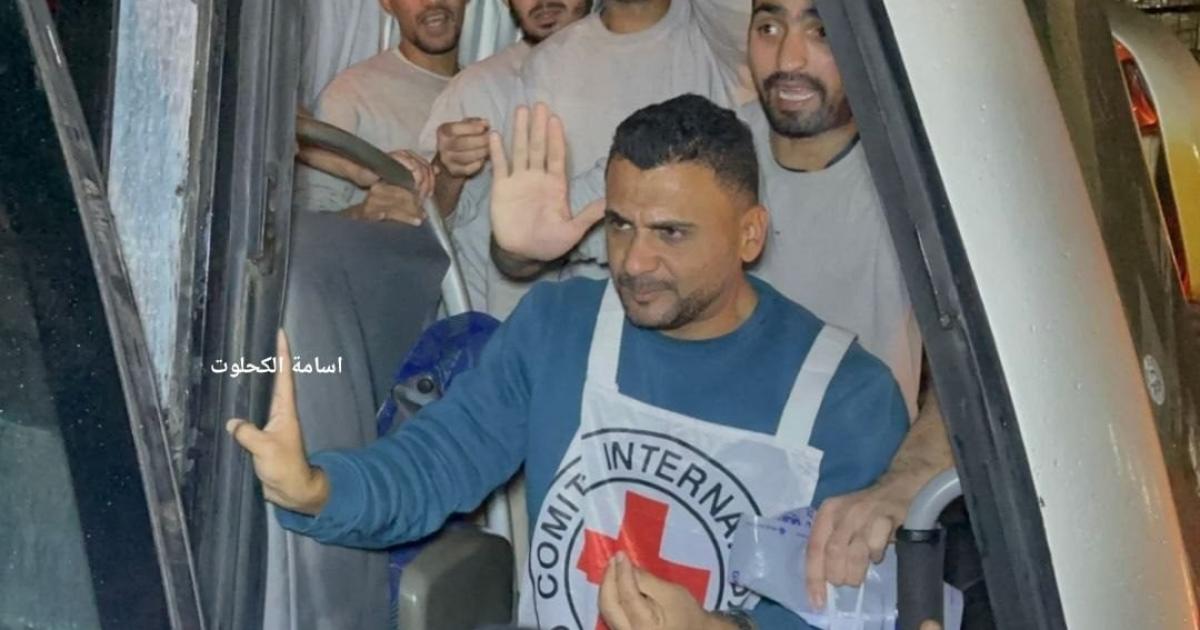 وصول 9 أسرى مُفرج عنهم إلى مستشفى شهداء الأقصى بقطاع غزة 