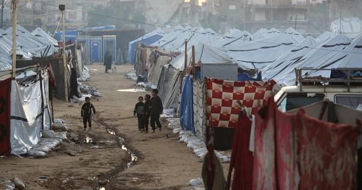 شهيد ومصابون بقصف خيمة نازحين غرب خانيونس