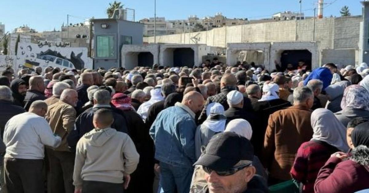 شاهد: الاحتلال يغلق حاجز قلنديا أمام الفلسطينيين المتوجهين إلى مدينة القدس