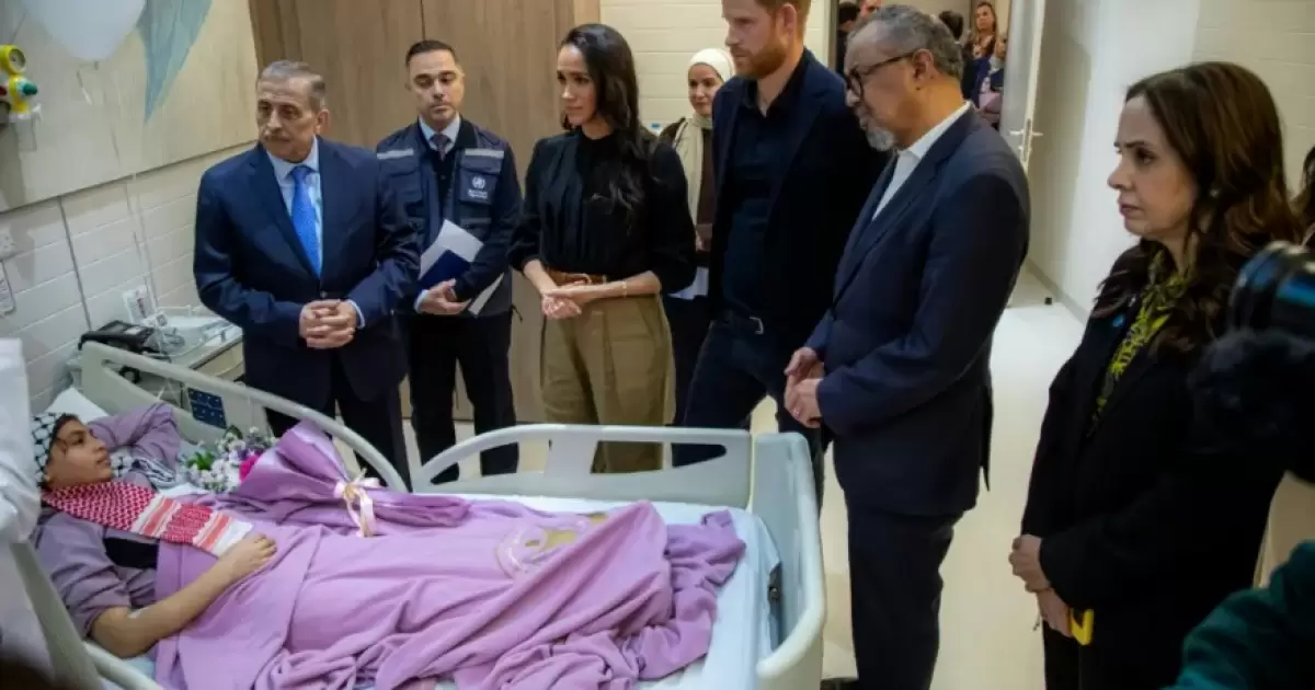 بالصور: الأمير هاري وميغان يلتقيان بالنازحين من غزة لتلقي العلاج في الأردن