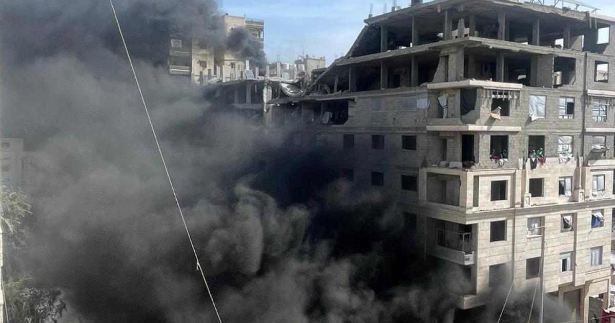 تفاصيل وأسباب حريق إندلع في مخازن مؤسسة إغاثية وسط مدينة غزة