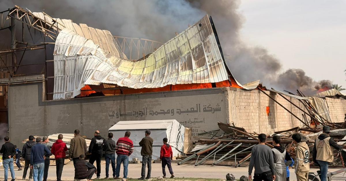 بالصور: طواقم الدفاع المدني تكافح حريقاً ضخماً في 