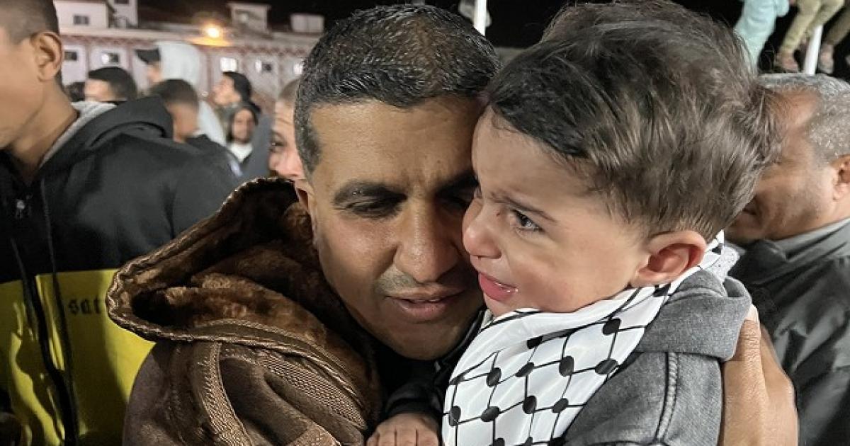 بالصور: وصول 46 فلسطينيا عائدا إلى غزة عبر معبر رفح ولقاؤهم بعائلاتهم