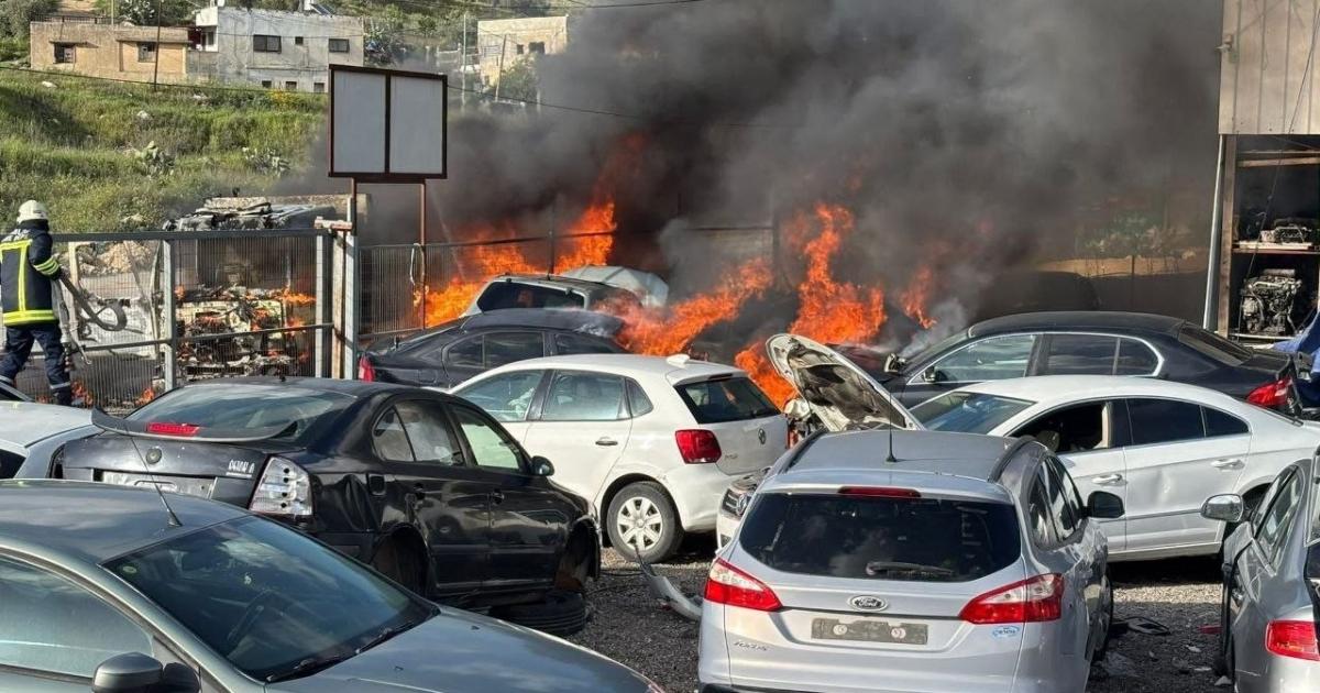 05:20 م مستوطنون يحرقون مشطبا للمركبات في دير شرف شمال غرب نابلس