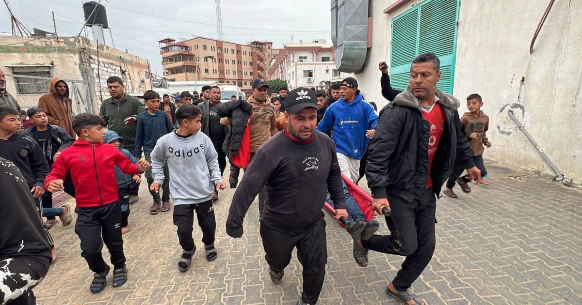10:45 ص استشهاد طفل فلسطيني قرب دوار بني سهيلا شرق خانيونس