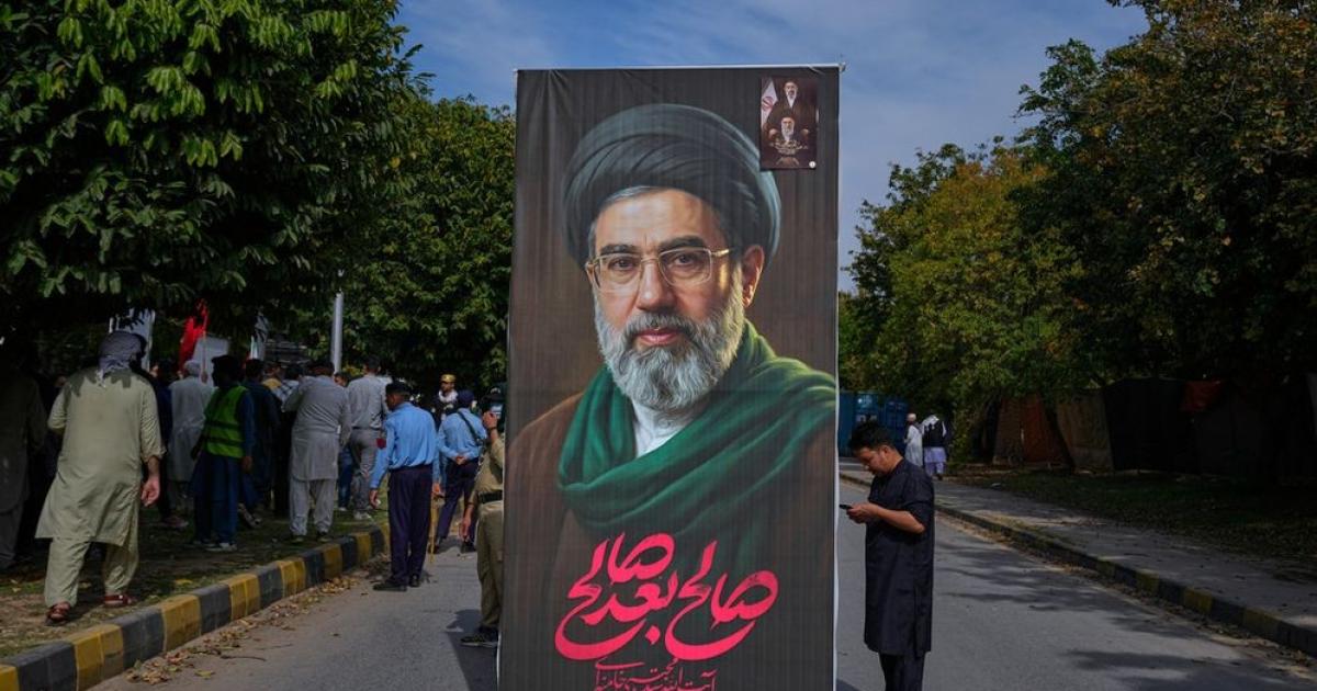 تفاصيل جديدة بشأن حالة مجتبى خامنئي وقرارات الحرب والتفاوض في إيران