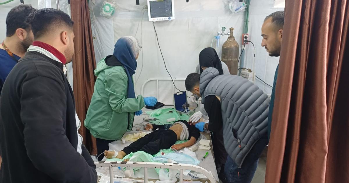 بالصور: إصابة 4 فلسطينيين بينهم 3 أطفال بقصف خيمة نازحين بمواصي خان يونس