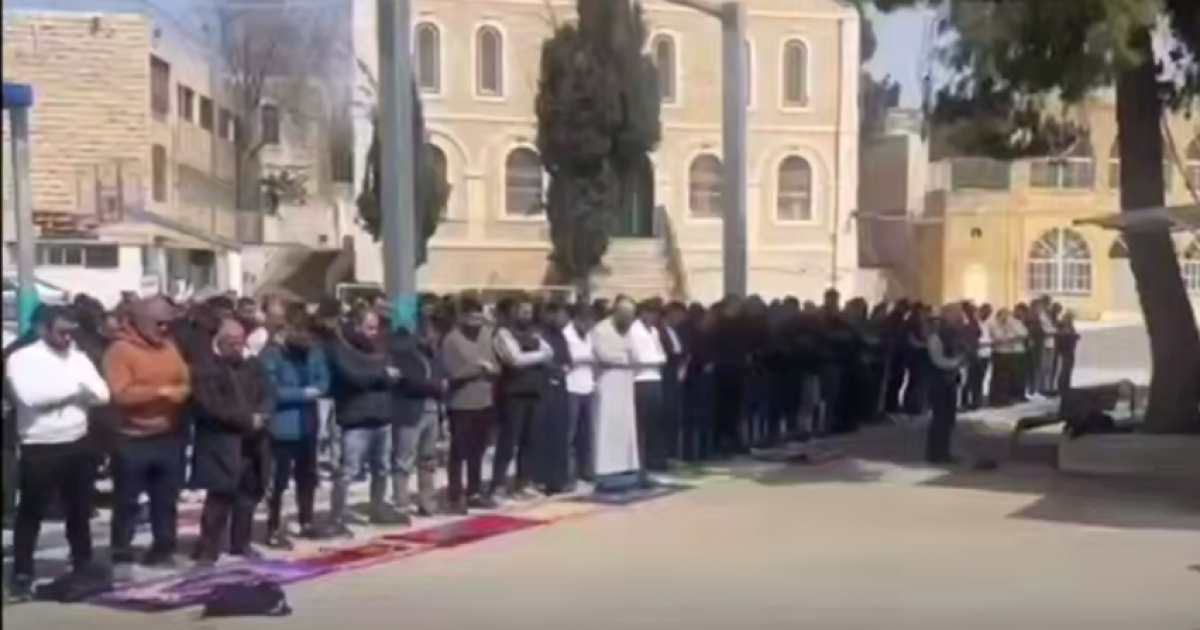 01:15 م فلسطينيون يؤدون صلاة الجمعة الأخيرة من رمضان على مقربة من الأقصى