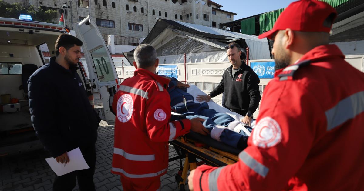 إجلاء مرضى فلسطينيين للعلاج بالخارج عبر معبر رفح