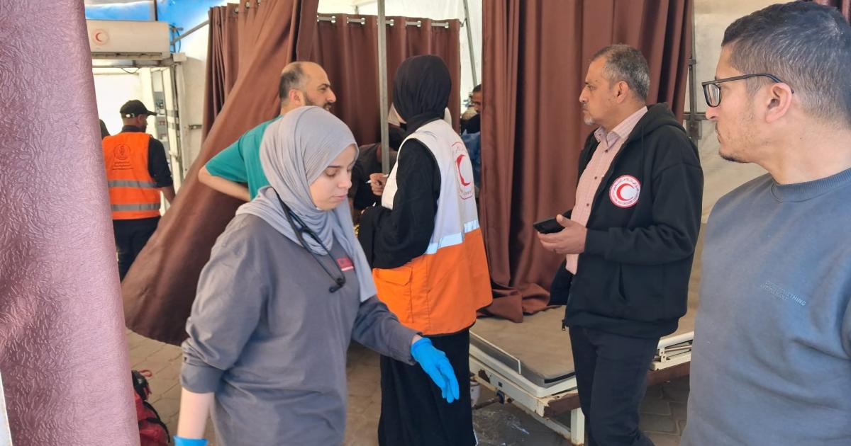 محدث: 3 شهداء و14 إصابة جرّاء قصف إسرائيلي لمركبة في مواصي خان يونس