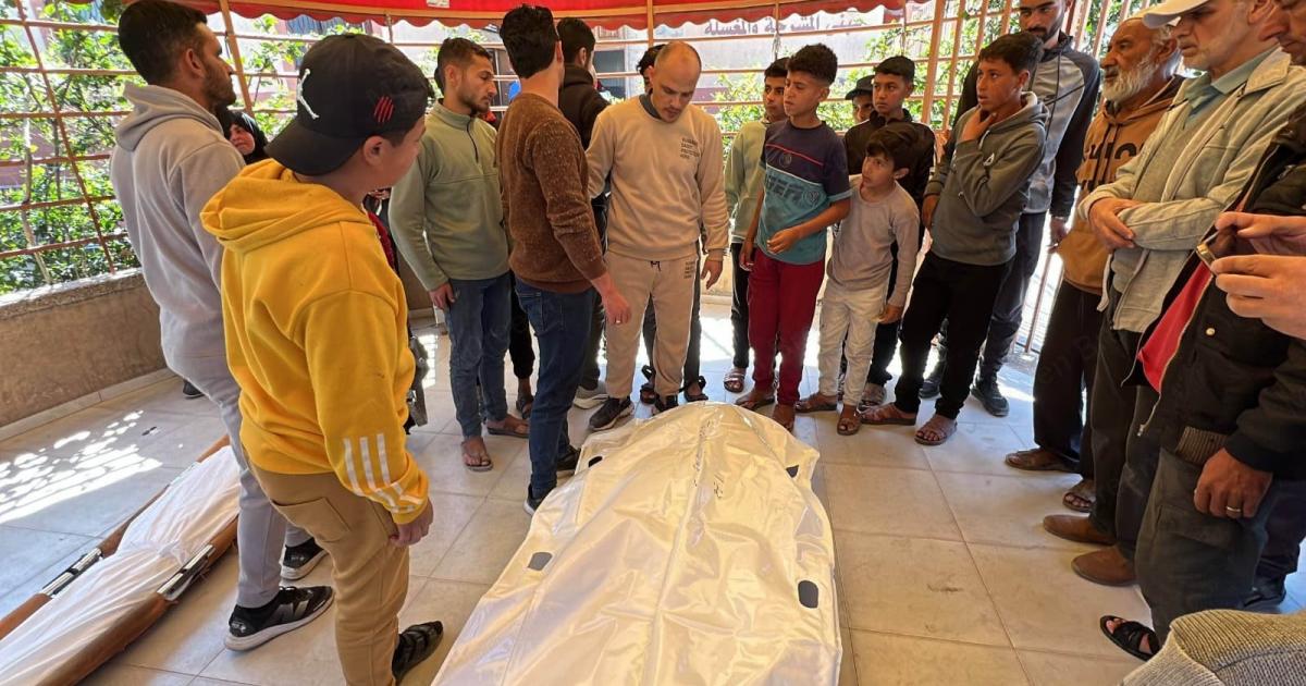 بالفيديو والصور: شهيد وإصابة خطيرة لطفلة في قصف إسرائيلي استهدف منزلا بخان يونس