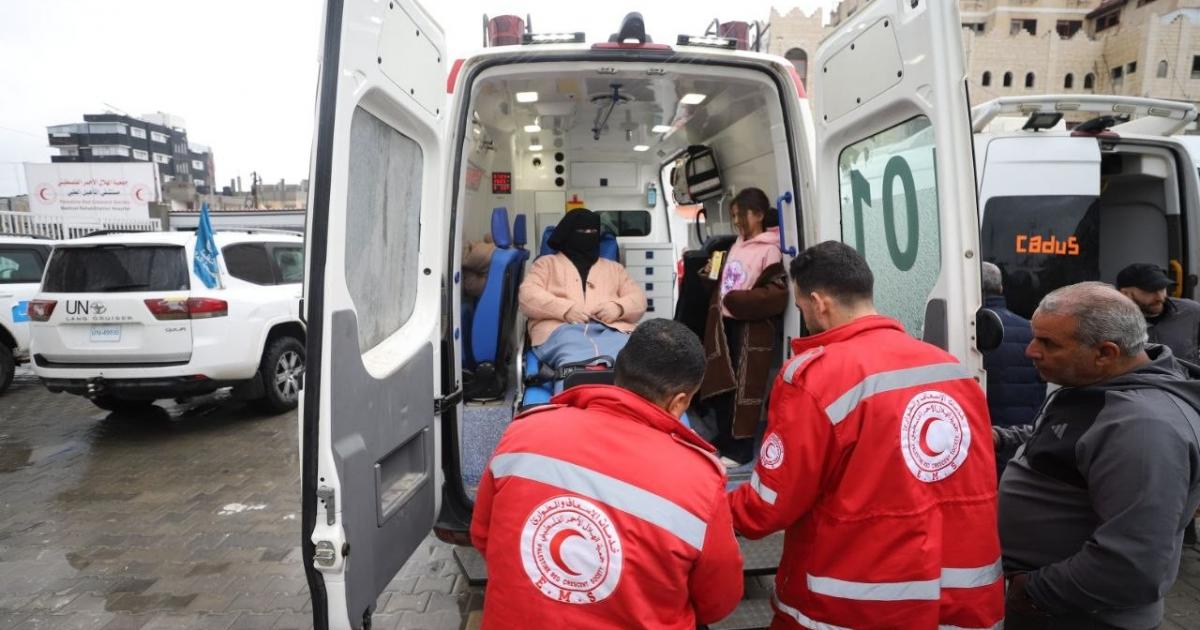 بالصور: إعادة تشغيل معبر رفح البري وبدء عملية إجلاء المرضى ومرافقيهم