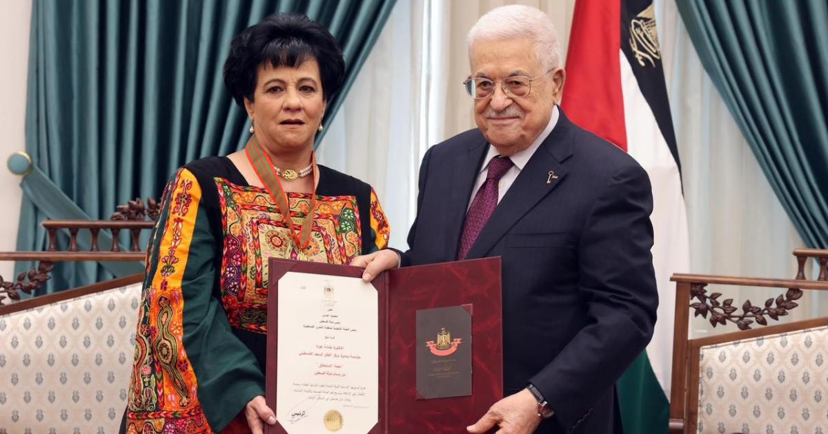 الرئيس عباس يمنح جمانة عودة نجمة الاستحقاق من وسام دولة فلسطين