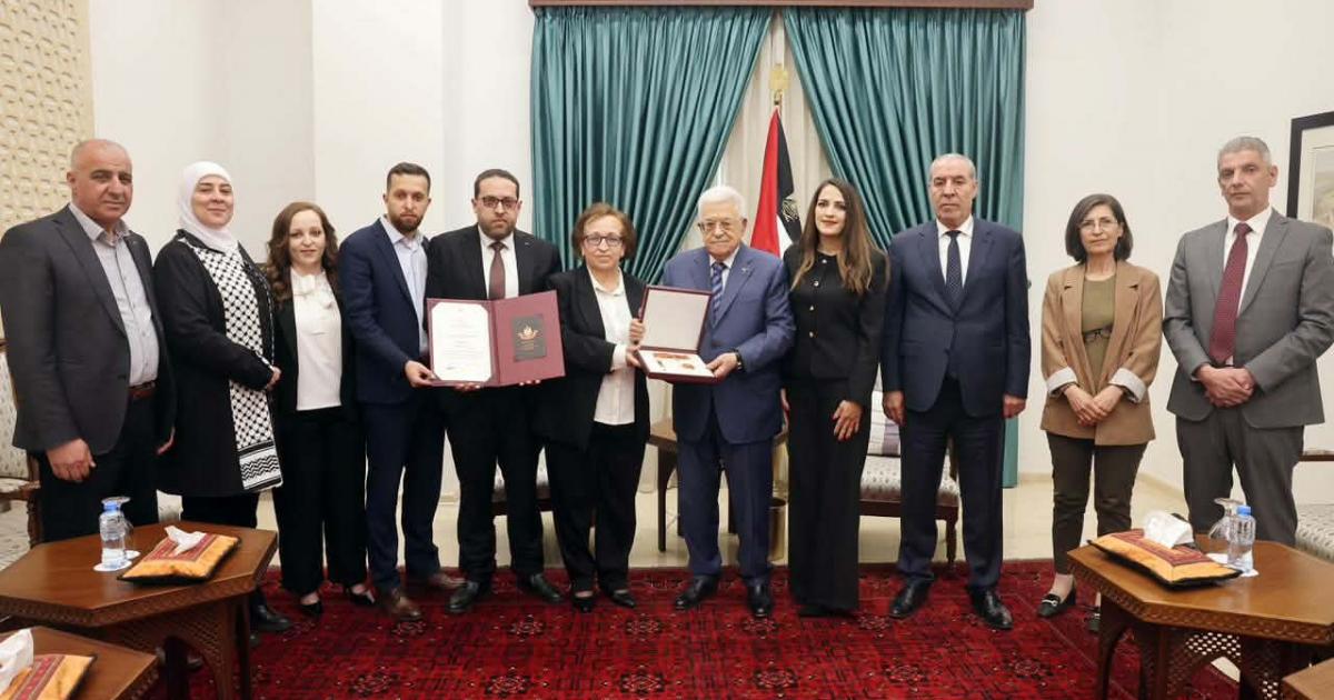 الرئيس عباس يمنح الراحل قدري أبو بكر نجمة الاستحقاق من وسام دولة فلسطين