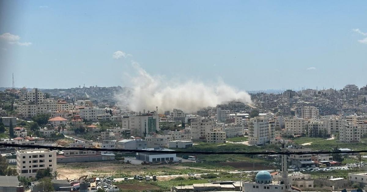 قوات الاحتلال تُفجّر بناية سكنية في مخيم طولكرم