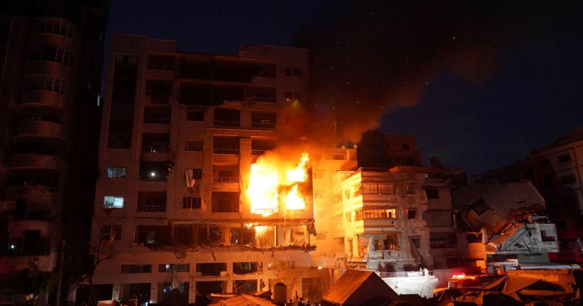 08:24 ص شهيدان ومصابون بقصف شقة سكنية بحي تل الهوى جنوب مدينة غزة