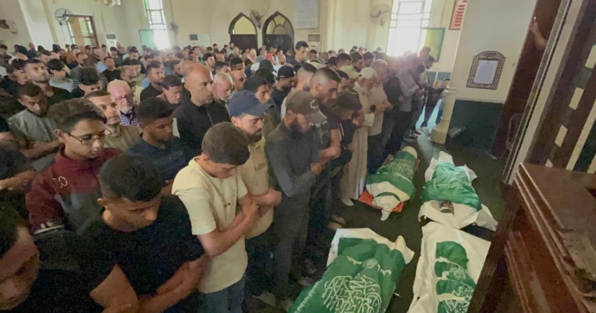 بالصور: غزة تشيّع جثمان القائد بالقسام محمد عودة وعائلته 