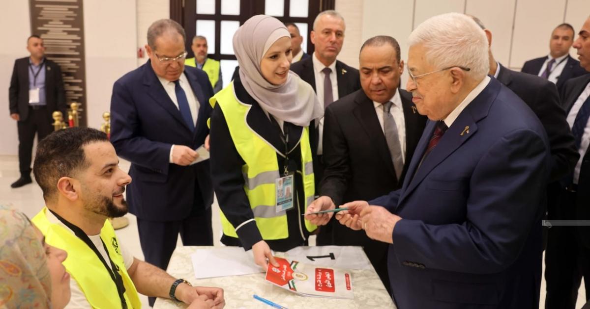 بالصور: الرئيس عباس يُدلي بصوته في انتخابات 