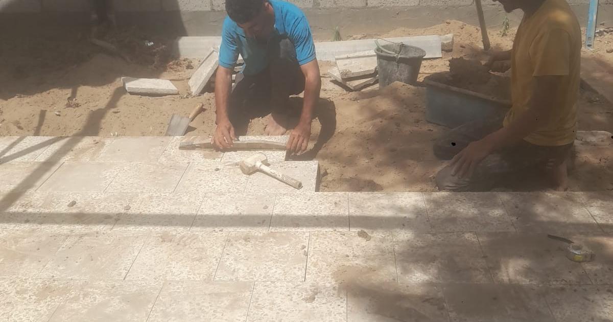 02:07 م الطين بدل الإسمنت.. الغزيون يبتكرون حلولاً للبناء وسط شح المواد
