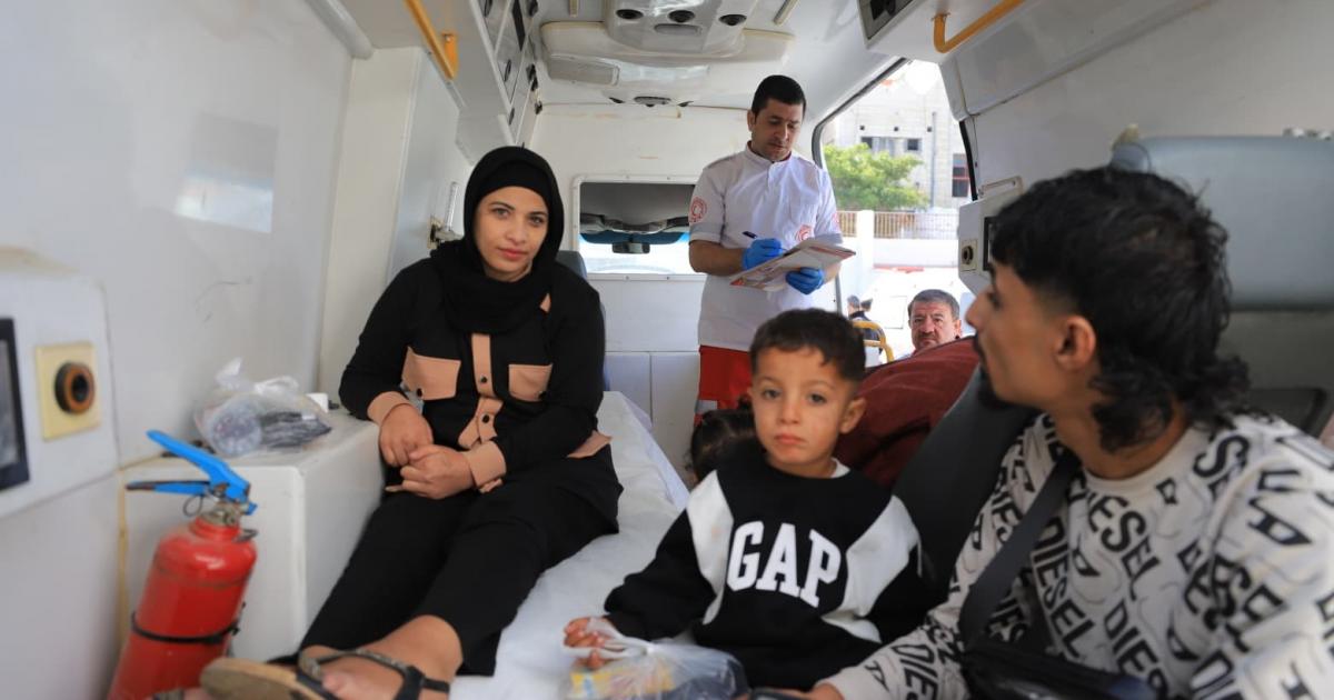 12:15 م إجلاء 107 مرضى ومرافقين من غزة عبر معبر رفح للعلاج بالخارج