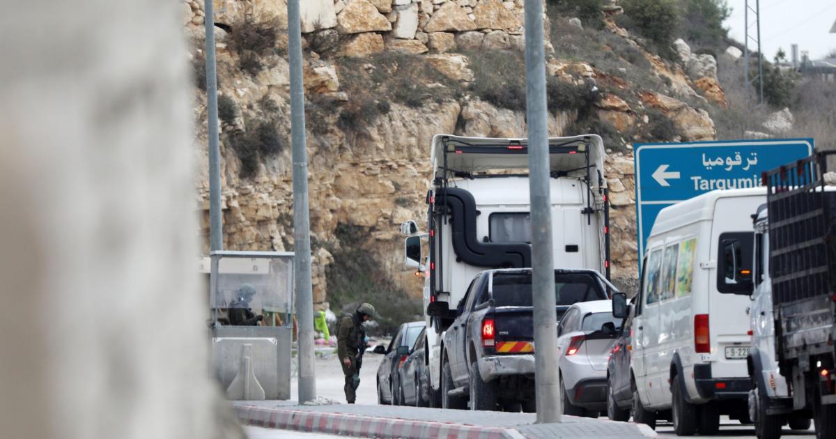 الجيش الإسرائيلي يفرض إغلاقات وحواجز عسكرية بالضفة دون مبررات أمنية