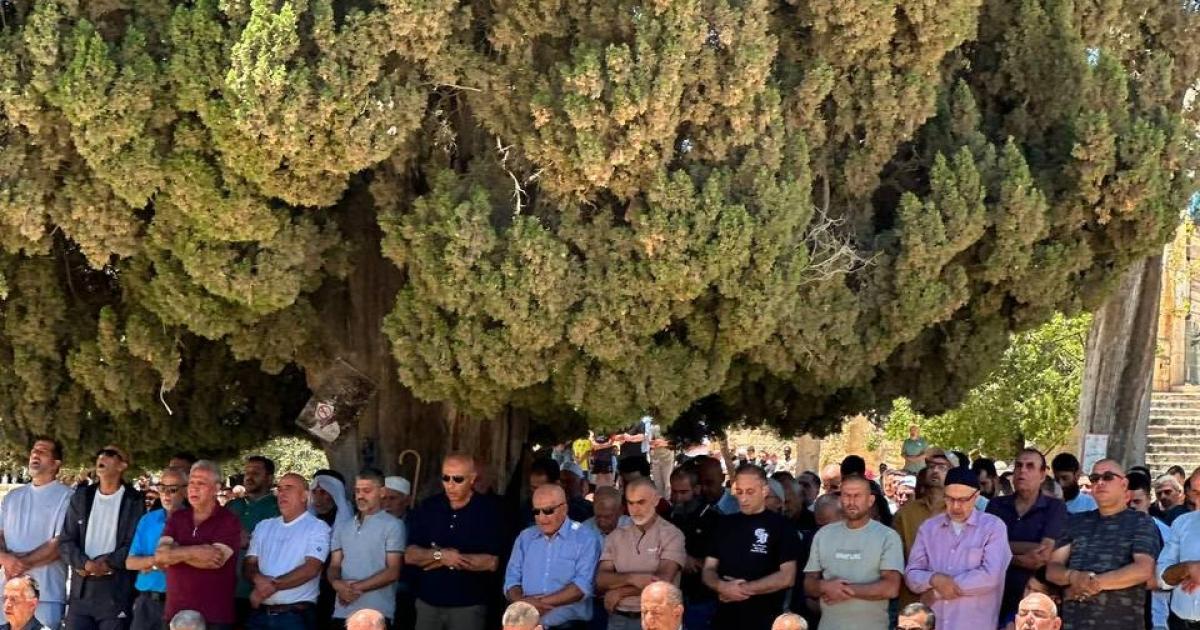 بالصور: 60 ألفا يؤدون صلاة الجمعة في المسجد الأقصى رغم إجراءات الاحتلال