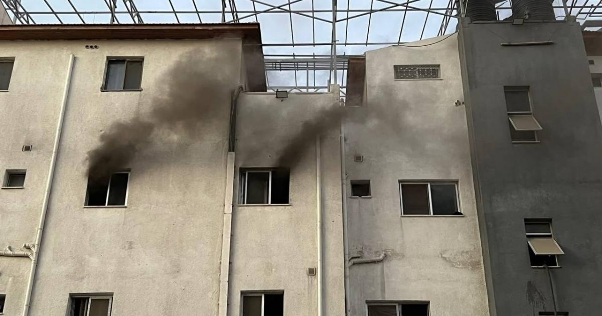 محدث: غزة: السيطرة على حريق داخل قسم الولادة في مستشفى الشفاء