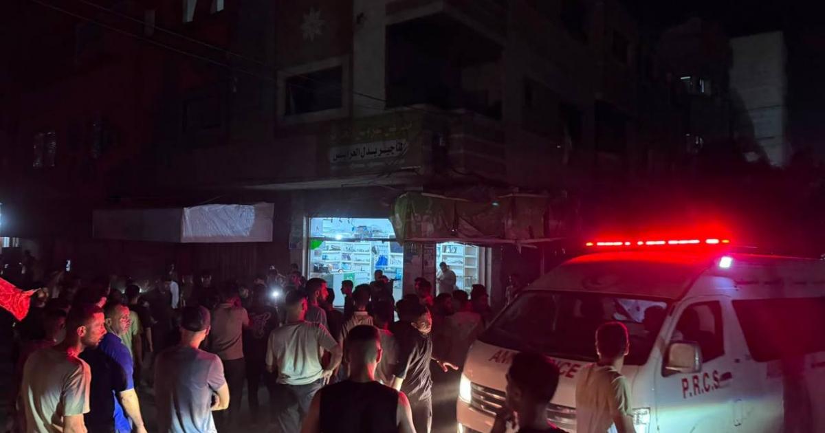 محدث بالفيديو والصور: 10 إصابات بقصف إسرائيلي استهدف عمارة سكنية شرق مخيم النصيرات