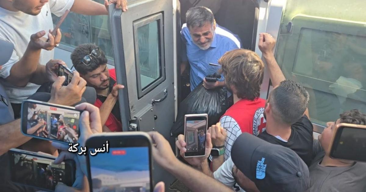بالصور: الاحتلال يُفرج عن 12 معتقلاً اليوم من قطاع غزة