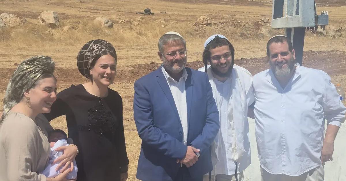 03:32 م بن غفير يقتحم رفقة مستوطنين قرية المغير شمال شرق رام الله