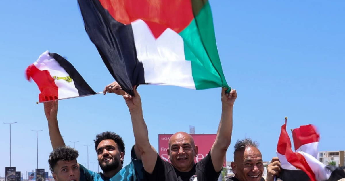04:20 م حسام حسن والمنتخب المصري يرفعون العلم الفلسطيني بعد وصولهم إلى القاهرة