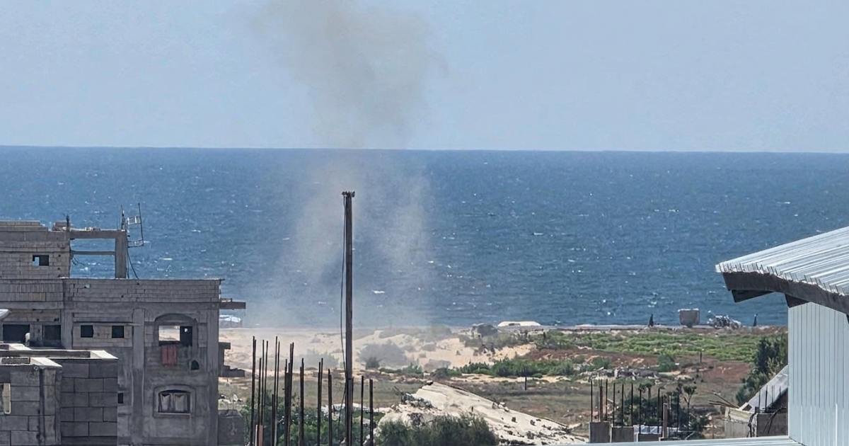 بالفيديو والصور: شهيد وإصابات في قصف إسرائيلي استهدف مركبة شمال غرب مخيم النصيرات