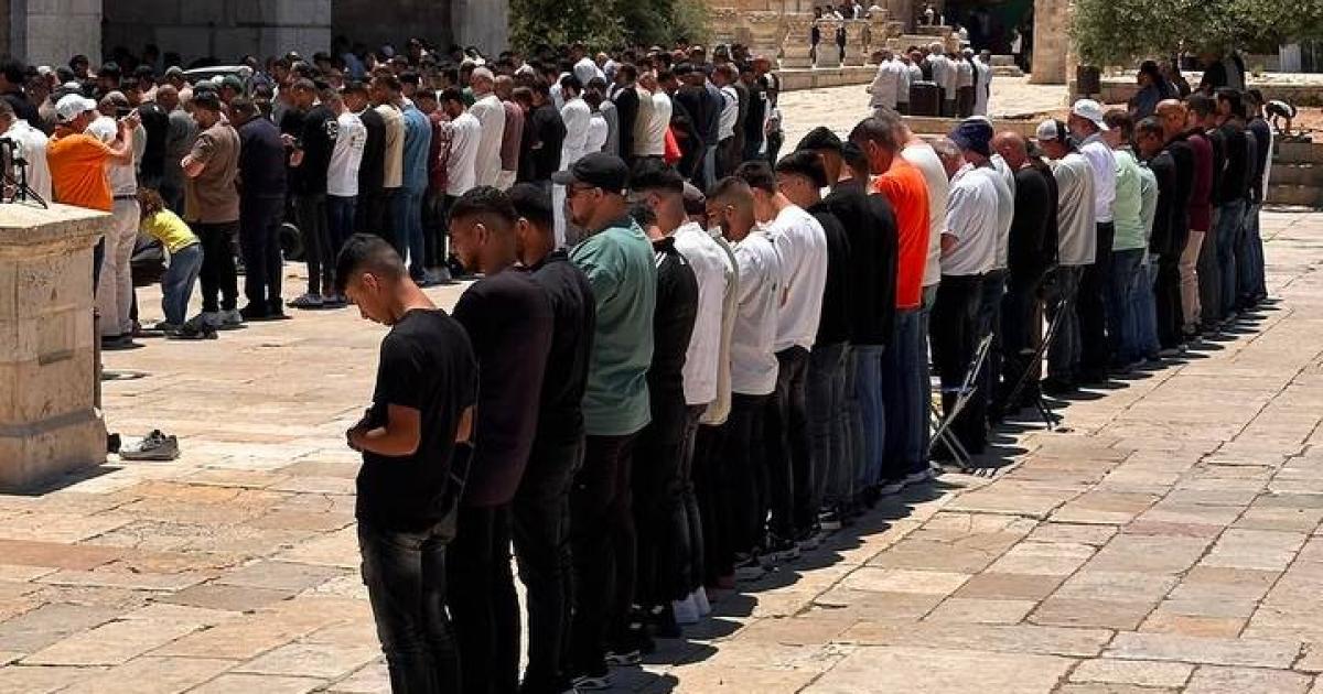 02:51 م 65 ألفا يؤدون صلاة الجمعة في المسجد الأقصى رغم معيقات الاحتلال