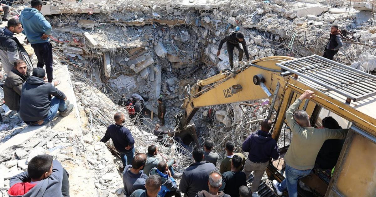 08:22 ص خطة فلسطينية لتدوير 60 مليون طن ركام بغزة وردم مساحات بالبحر