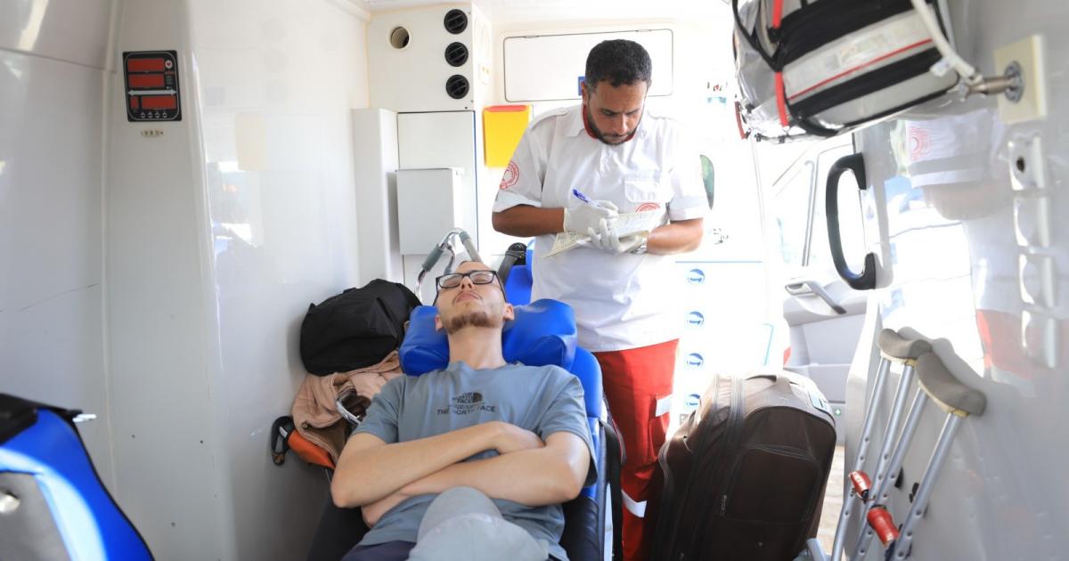 بالصور: غزة: إجلاء 40 مريضًا و62 مرافقًا للعلاج خارج القطاع