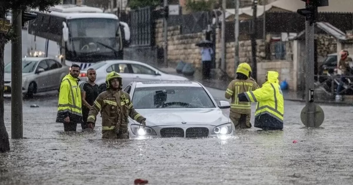 بالفيديو والصور: فيضانات في القدس إثر أمطار صيفية غير معتادة