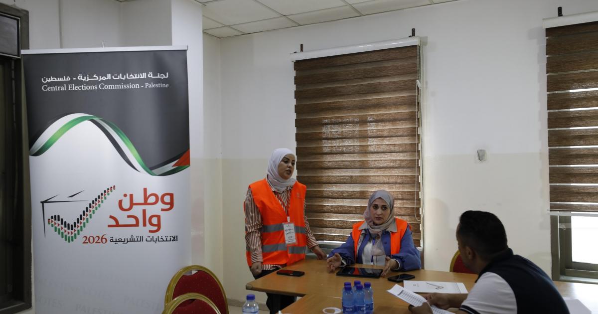بالصور: انطلاق مرحلة تسجيل الناخبين للانتخابات التشريعية في مخيم قلنديا