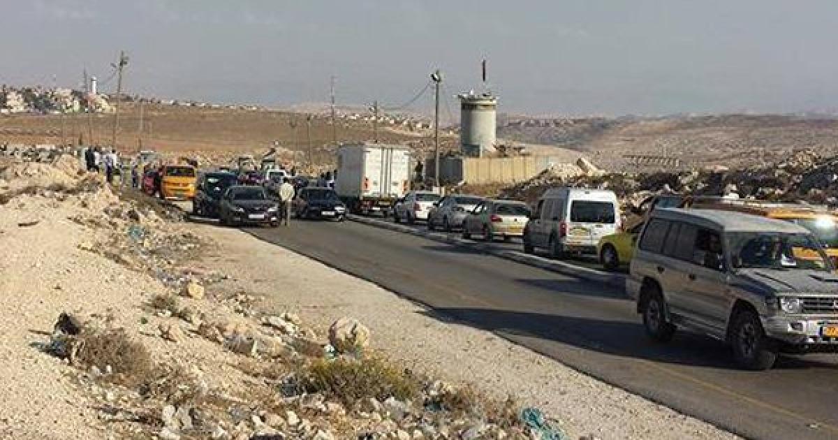 صورة: مئات المواطنين عالقون على حاجز جبع شمال القدس